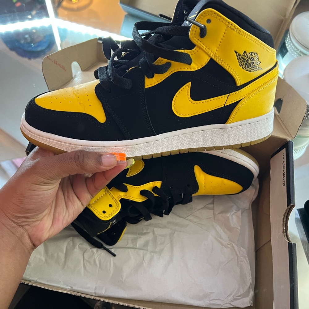 Air Jordan 1 Mid sz 6 Y or Womens 7